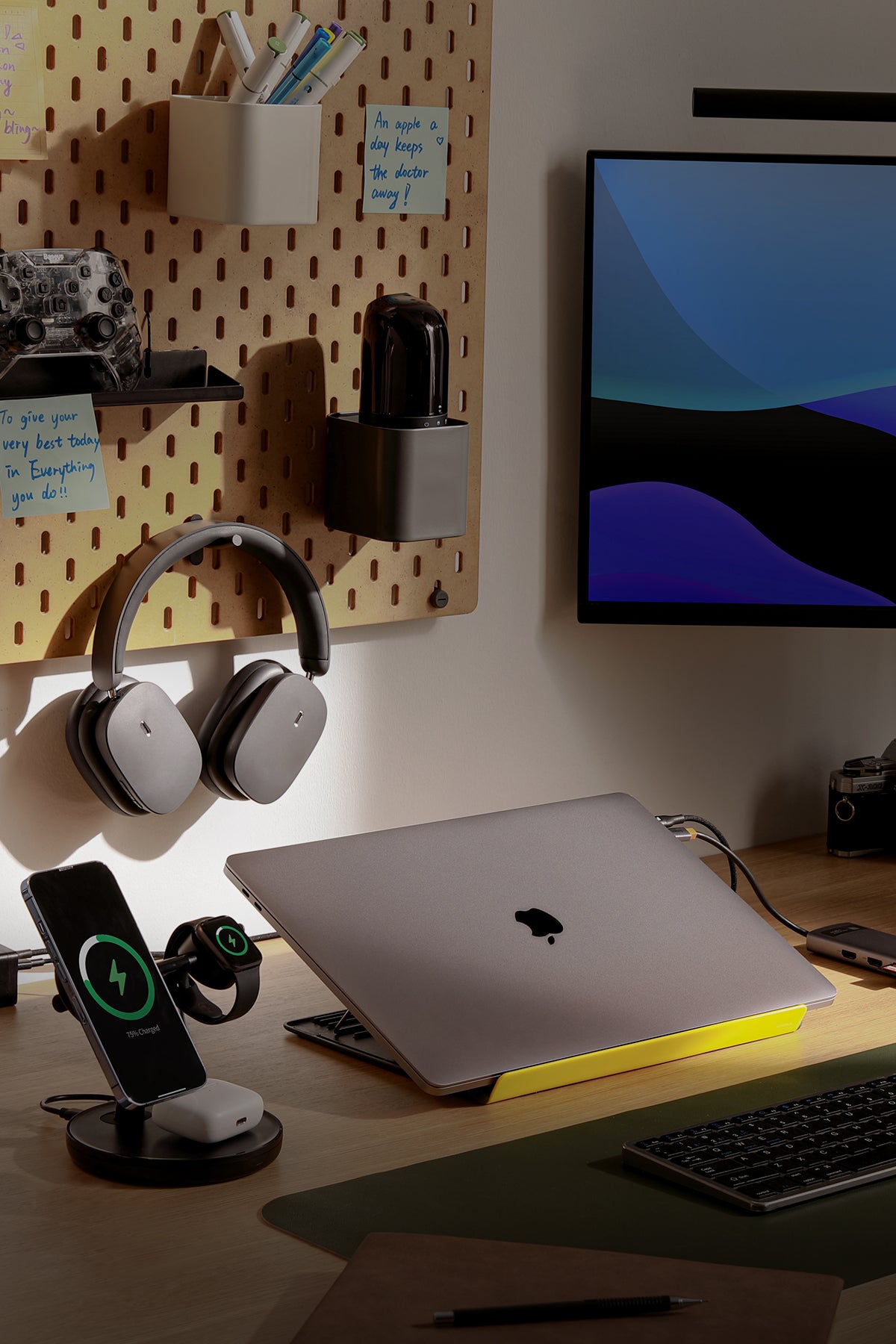 office_setup_with_phone_stand_charger_magsafe